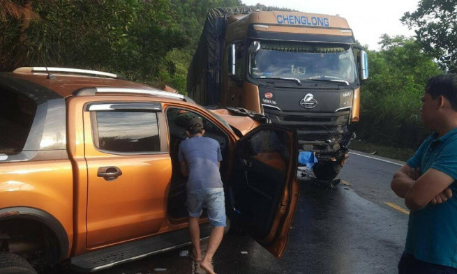 Xe bán tải nát đầu sau va chạm xe đầu kéo trên đường Hồ Chí Minh
