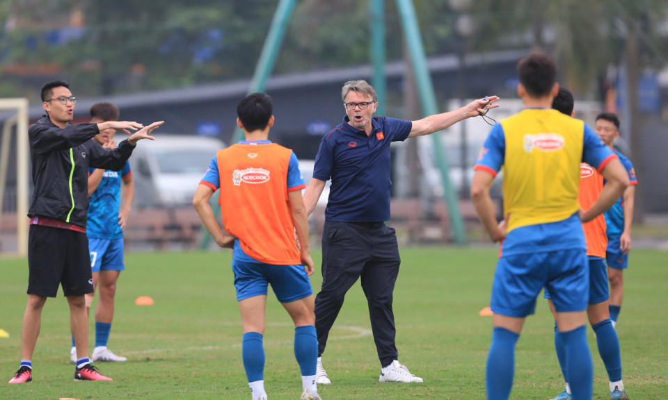 Tuyển Việt Nam: HLV Troussier gặp khó giữa ngã ba đường