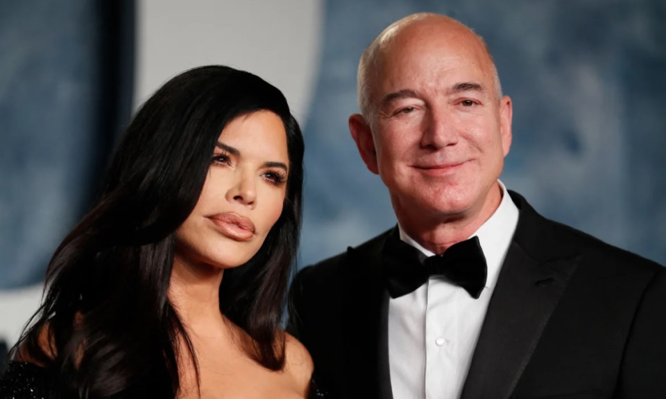Tỷ phú Jeff Bezos đính hôn với bạn gái