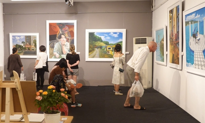 Veteran artist holds exhibition of lifestyle paintings