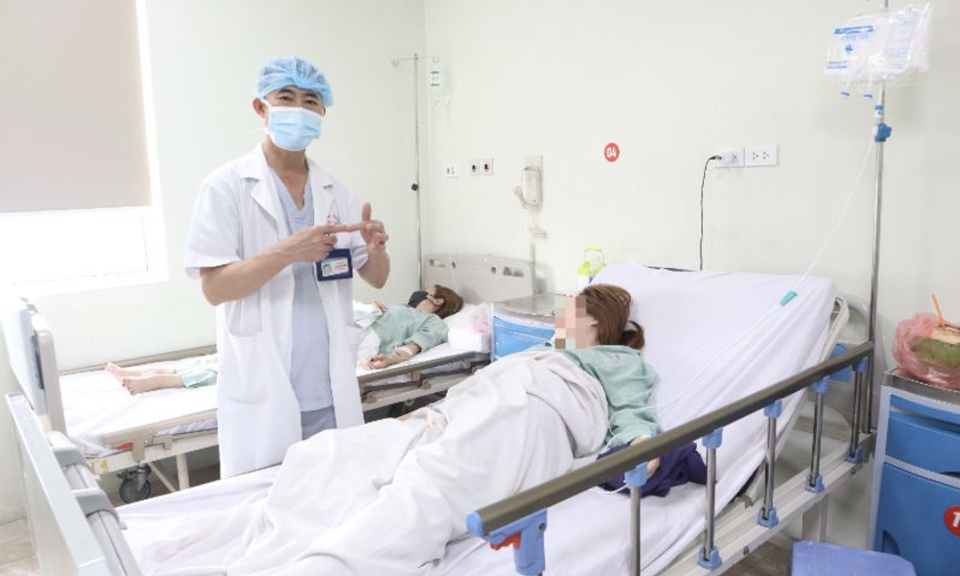 Gài kim vào gấu váy cưới, cô dâu bị kim đâm xuyên người phải nhập viện