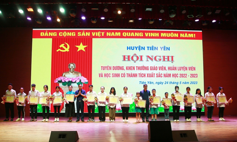 Tiên Yên khen thưởng giáo viên, huấn luyện viên, học sinh có thành tích xuất sắc năm học 2022-2023