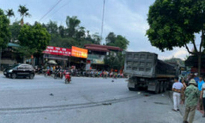 Tai nạn nghiêm trọng giữa xe đầu kéo và xe máy trên QL70, 2 người tử vong