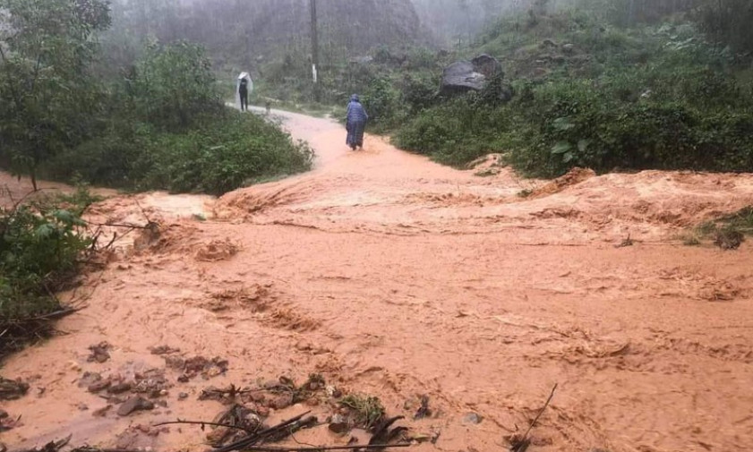 Đông Bắc Bộ: Có mây, ngày nắng, có nơi có nắng nóng; chiều tối và đêm có mưa rào và dông vài nơi