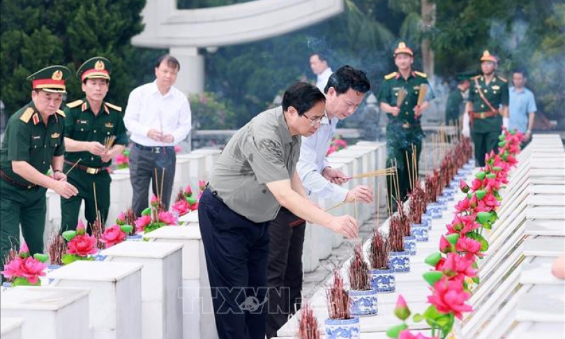 Thủ tướng dâng hương tưởng niệm các Anh hùng Liệt sĩ tại Nghĩa trang Vị Xuyên