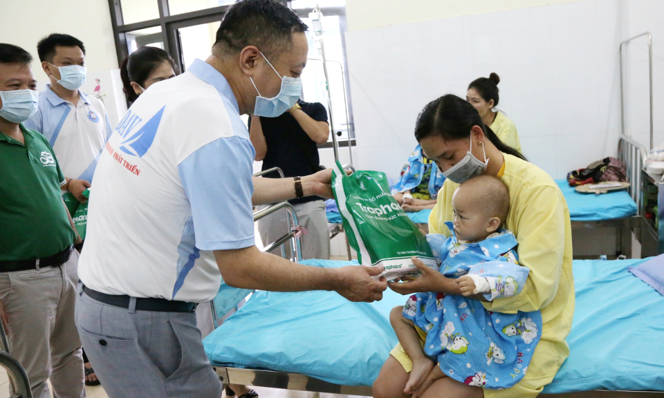 Trao tặng trên 900 suất quà cho bệnh nhân và các gia đình khó khăn tại Bình Liêu