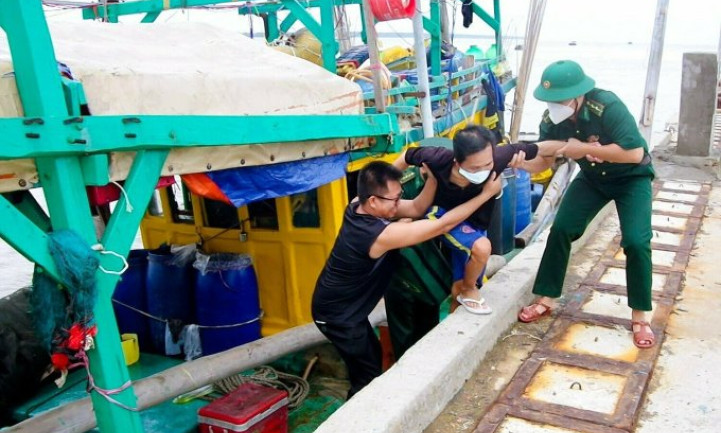 Cứu 5 thuyền viên trôi dạt trên biển