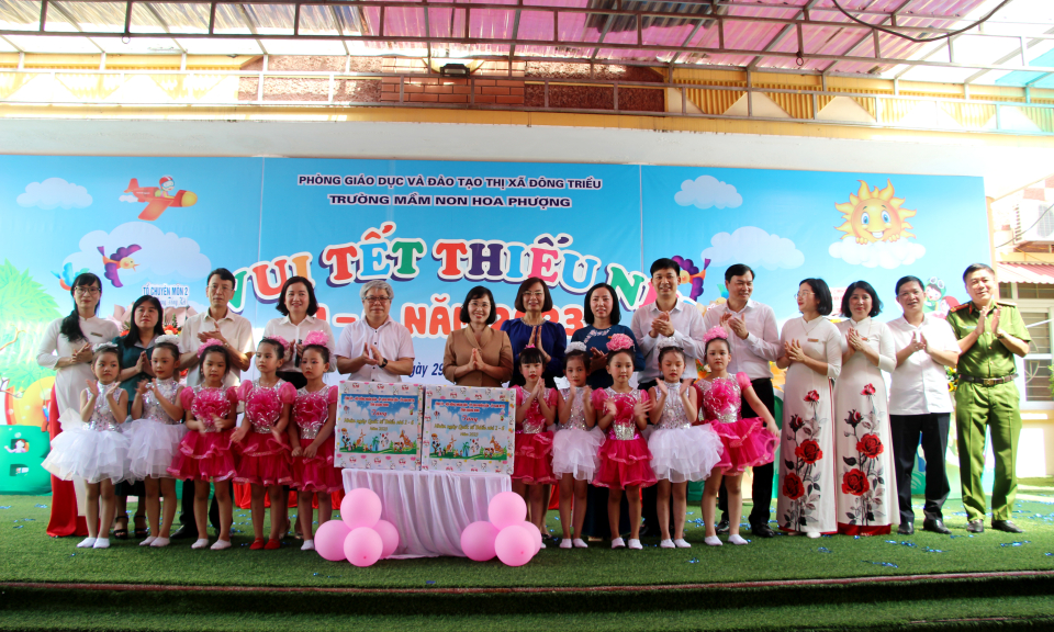 Phó Bí thư Thường trực Tỉnh ủy thăm, tặng quà các cháu thiếu nhi tại Đông Triều