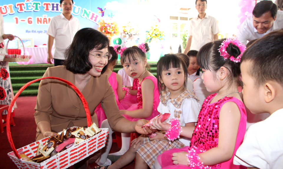 Deputy Secretary of the provincial Party Committee presents  gifts to children in Dong Trieu