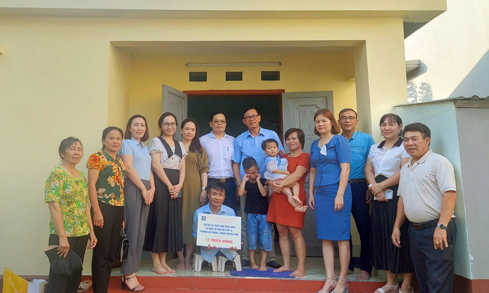 Đỡ đầu 4 học sinh khuyết tật