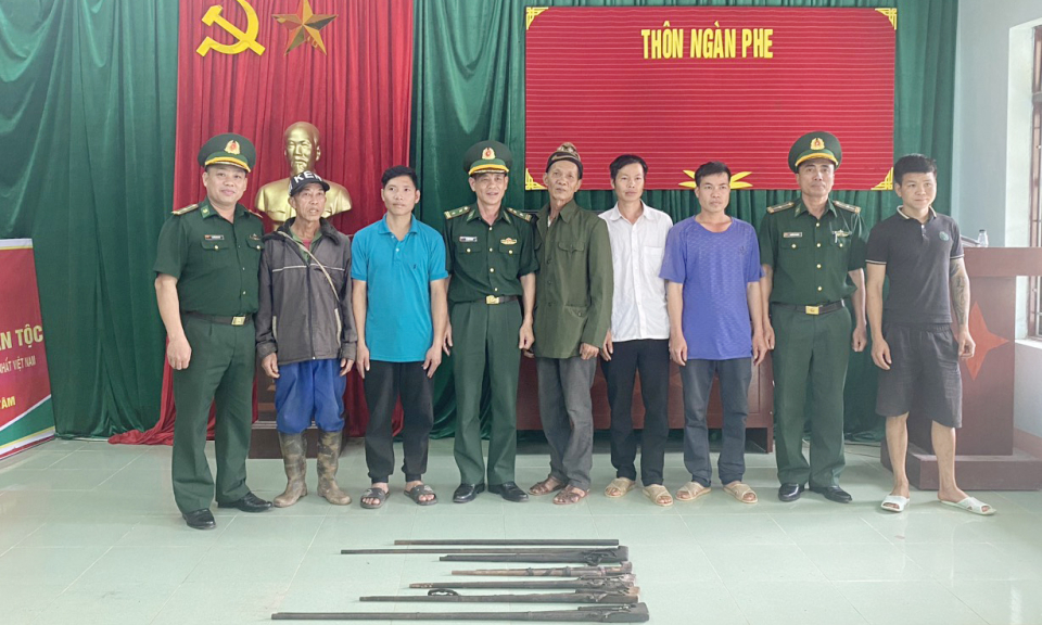 Đồn BPCK Hoành Mô: Vận động 6 hộ dân tự nguyện giao nộp vũ khí tự chế