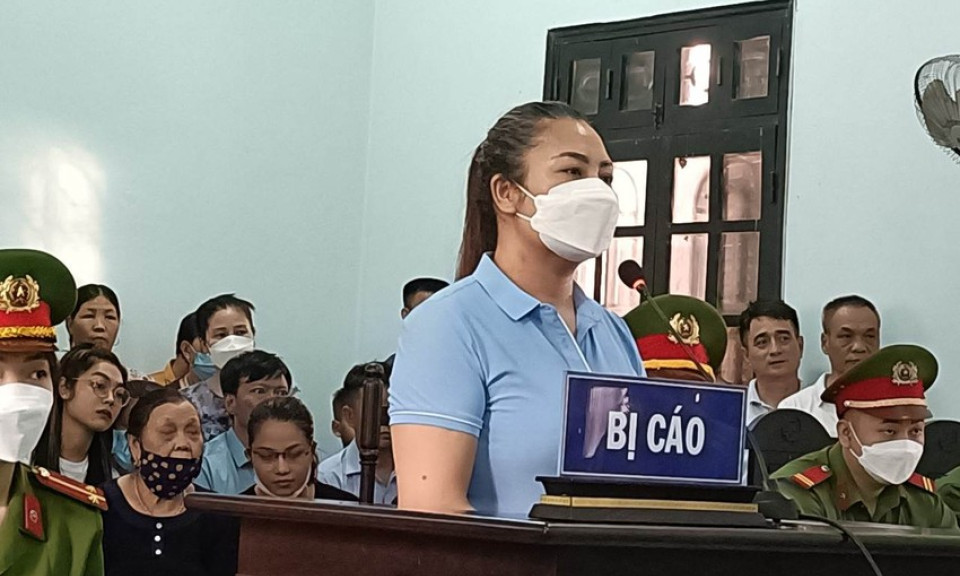 Người phụ nữ đòi hôn cảnh sát giao thông lãnh án 20 tháng tù