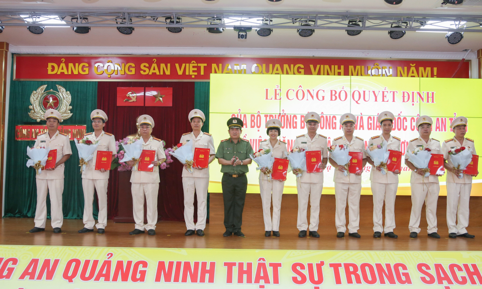 Công an tỉnh: Công bố quyết định thăng cấp bậc hàm, nâng bậc lương năm 2023