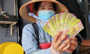 Vợ dọn dẹp tủ thờ, phát hiện chồng giả bị cướp để chiếm đoạt hơn 400 triệu đồng của chủ đại lý vé số