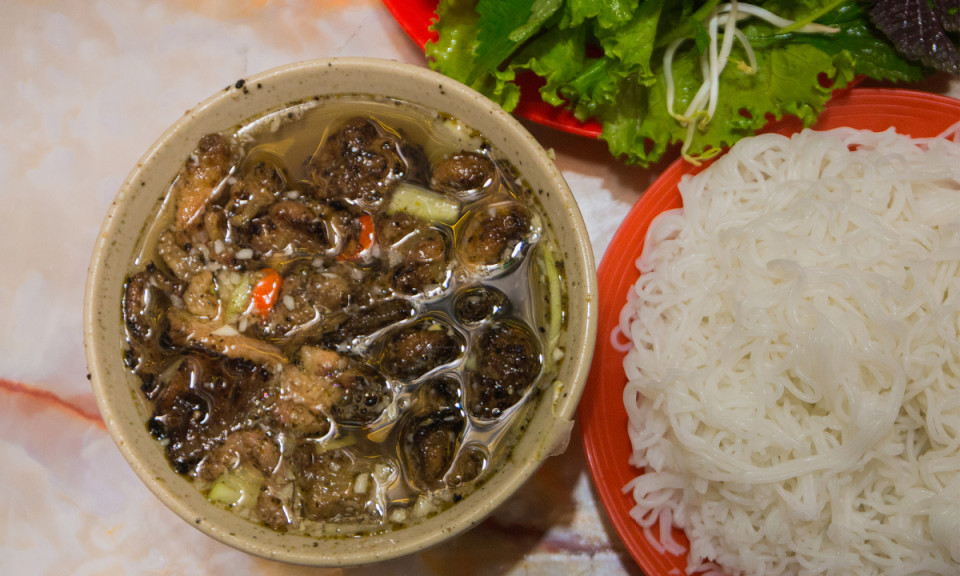 Hanoi's hidden bun cha crowded for 25 years