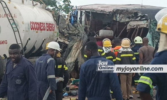 Ghana: Xe buýt đâm trực diện xe bồn khiến 16 người thiệt mạng