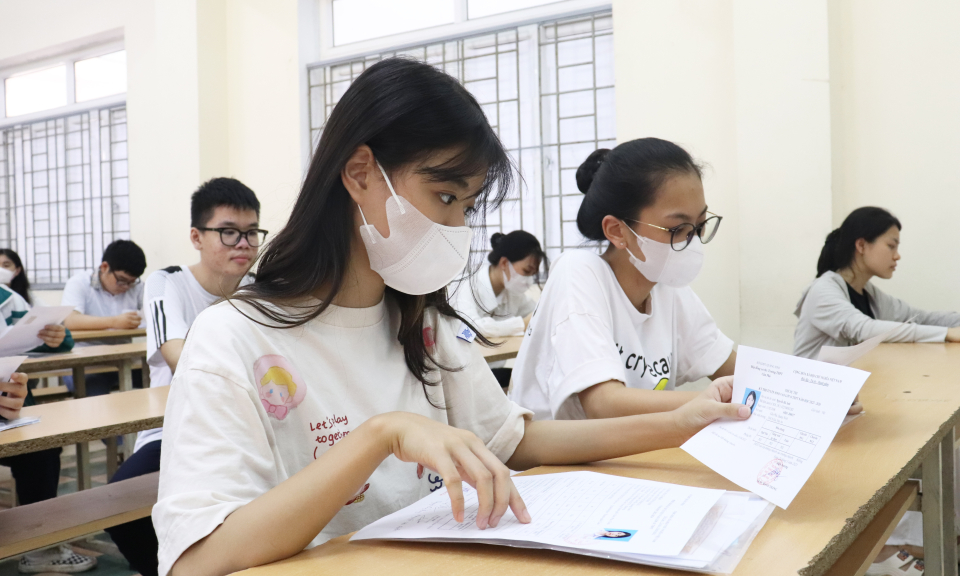 Các thí sinh làm thủ tục dự thi kỳ thi tuyển sinh vào lớp 10 năm học 2023-2024