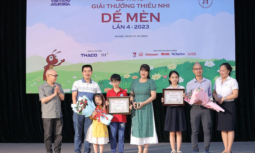 Nhà văn Trần Đức Tiến được trao giải Hiệp sĩ Dế Mèn 2023