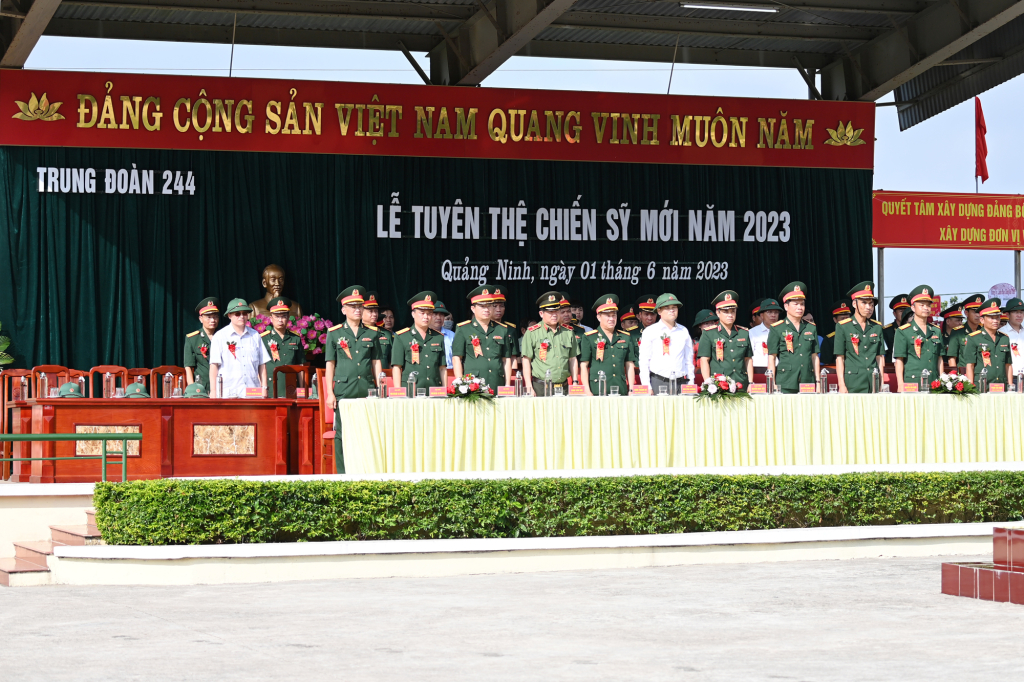 Các đại biểu dự Lễ tuyên thệ chiến sĩ mới.