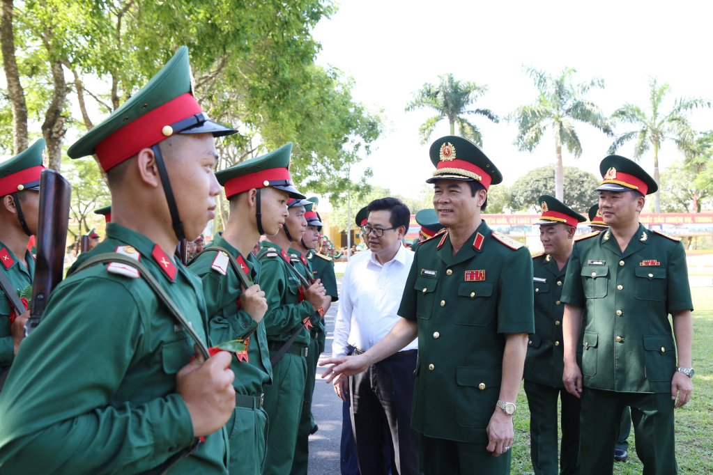 Trung tướng Nguyễn Quang Cường, Bí thư Đảng ủy, Chính uỷ Quân khu động viên các CSM ở Trung đoàn 43 (Sư đoàn 395).