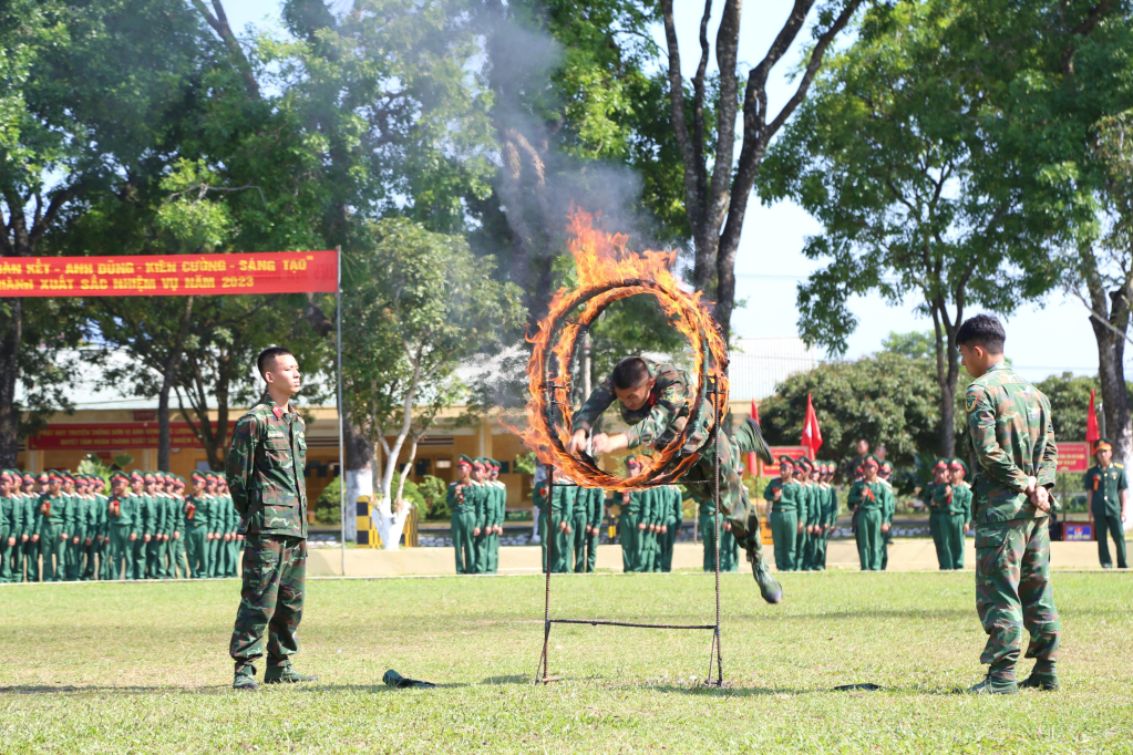 Chiến sĩ mới Trung đoàn 43 (Sư đoàn 395) biểu diễn nhảy qua vòng lửa trong Lễ tuyên thệ