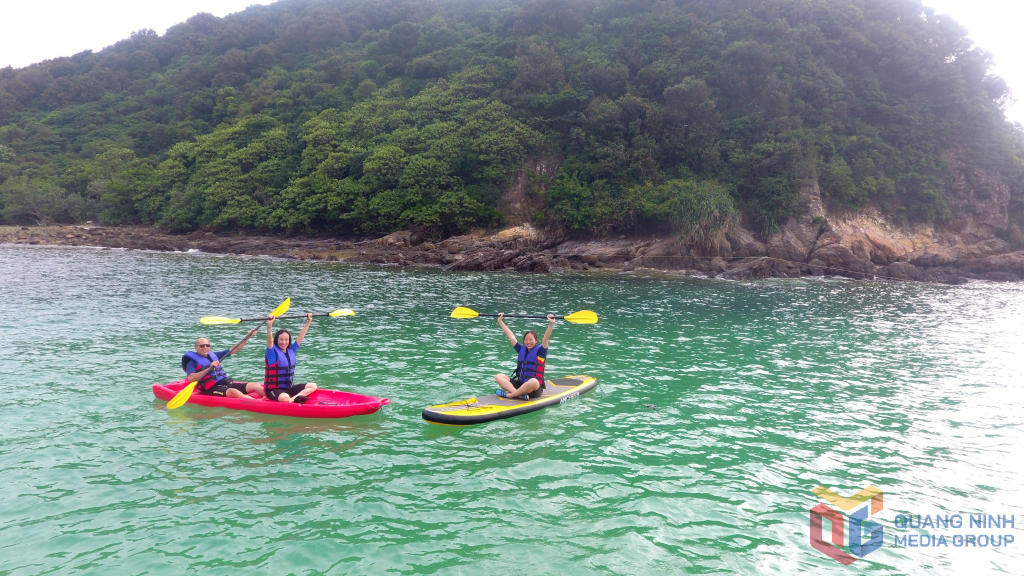 Du khách trải nghiệm chèo thuyền kayak tại đảo Thanh Lân (huyện Cô Tô).