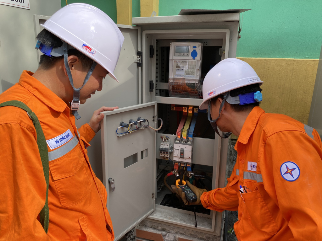 Tại tất cả các điểm thi đều có công nhân của ngành Điện túc trực, kiểm tra các thiết bị để đảm bảo vận hành an toàn lưới điện.