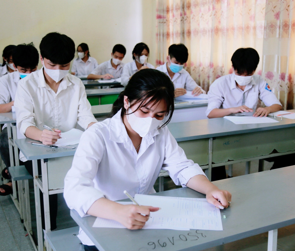 Thí sinh tại Hội đồng thi trường THPT Đông Triều điền thông tin vào giấy thi. 