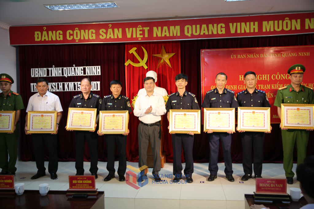 Nhiều tập thể, cá nhân nhận Bằng Khen của Chủ tịch UBND tỉnh vì đã có thành tích xuất sắc, tiêu biểu trong quá trình xây dựng và phát triển Trạm Kiểm soát Liên hợp Km 15 - Bến đò Dân Tiến