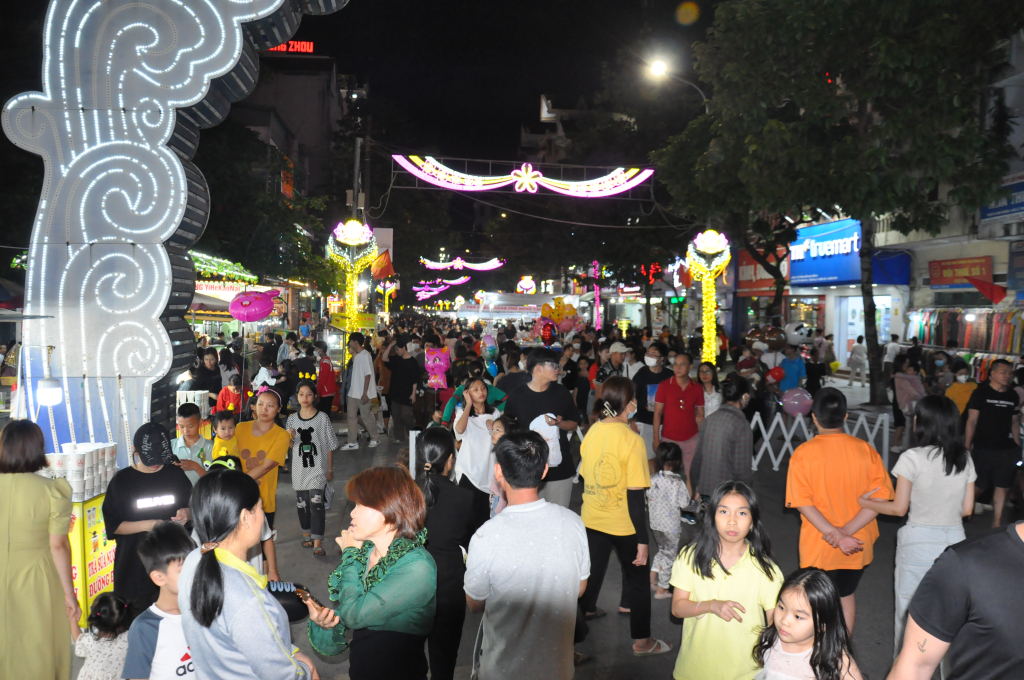 Người dân và du khách tham quan, mua sắm tại Phố đi bộ, TP Móng Cái. Ảnh: Hữu Việt.