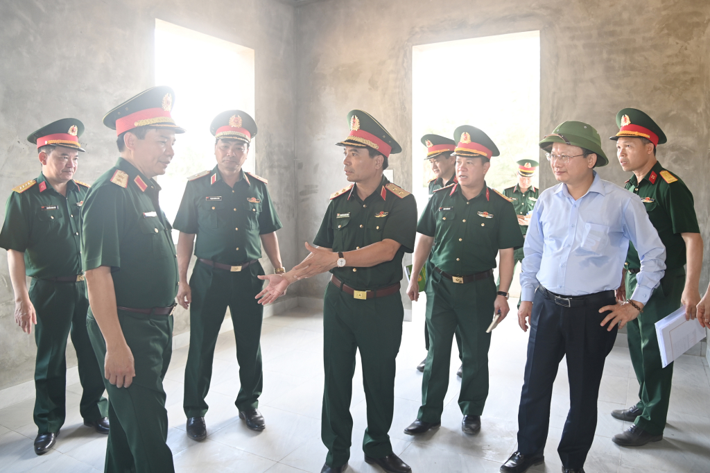 Đoàn công tác kiểm tra công tác xây dựng tại chốt dân quân Thường trực TP Móng cái.
