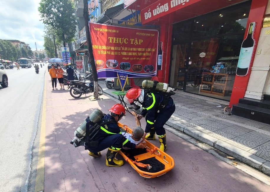 Tình huống cứu người trong chương trình thực tập phương án chữa cháy và CNCH tại phường Quang Trung.