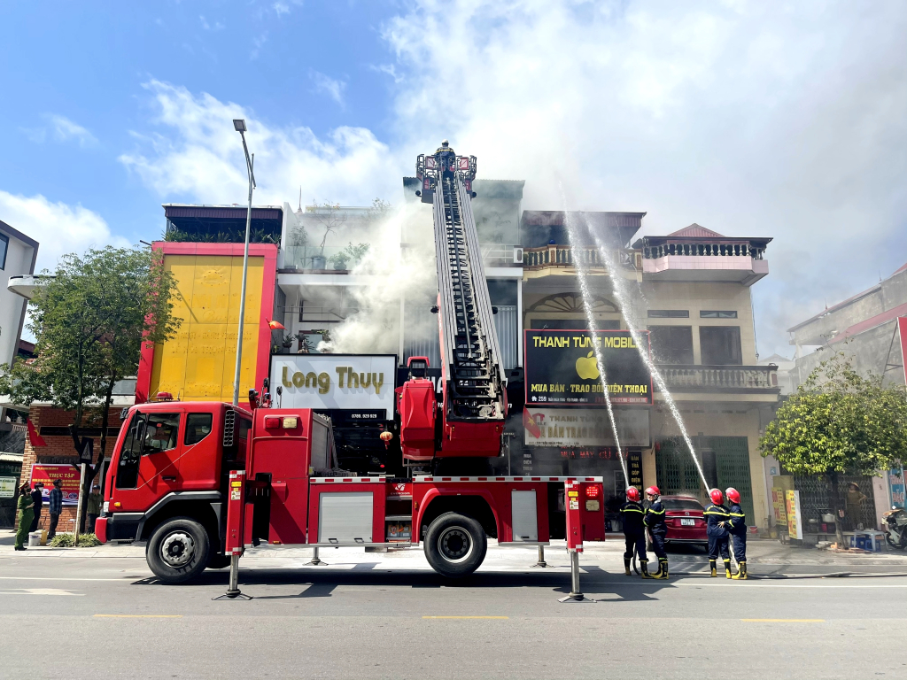 Lực lượng chữa cháy chuyên nghiệp huy động xe thang cứu người từ trên cao và phun nước dập lửa.