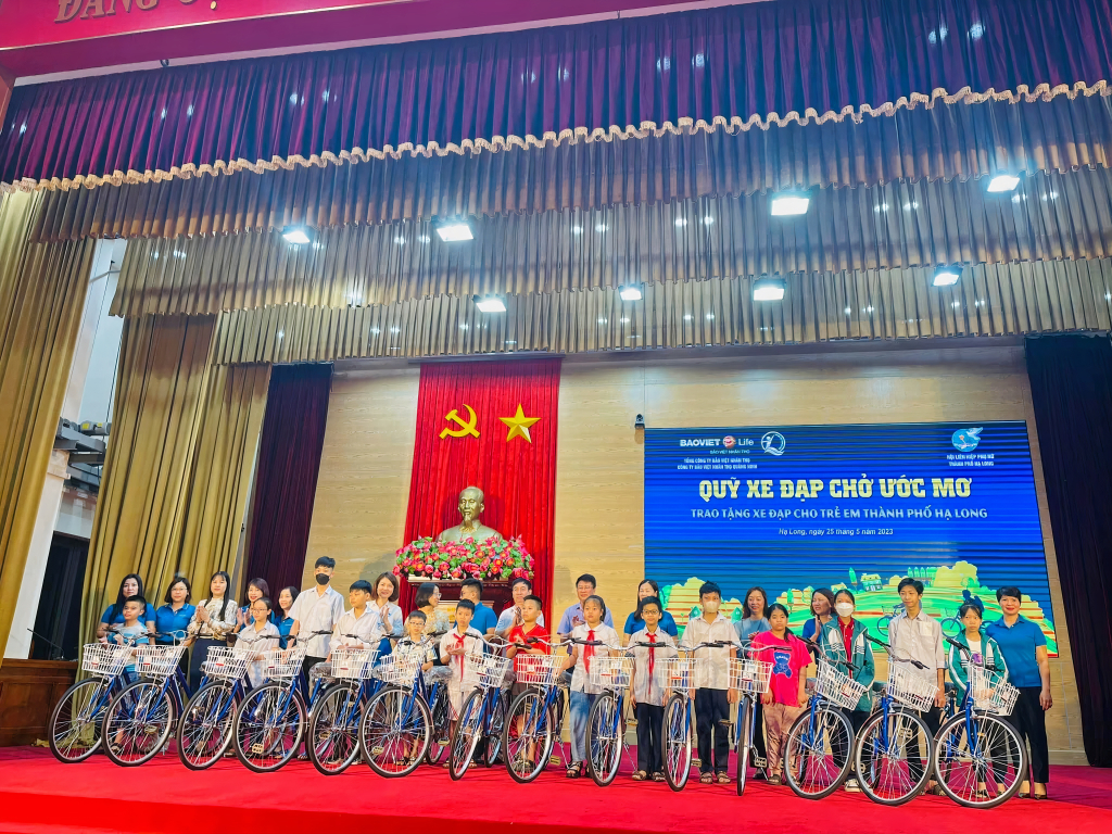 Hội LHPN TP Hạ Long phối hợp với Công ty Bảo Việt nhân thọ Quảng Ninh trao tặng 40 xe đạp tới các em học sinh hiếu học có hoàn cảnh khó khăn trên địa bàn thành phố.