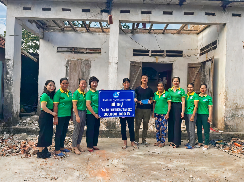 Hội LHPN huyện Vân Đồn trao hỗ trợ nhà