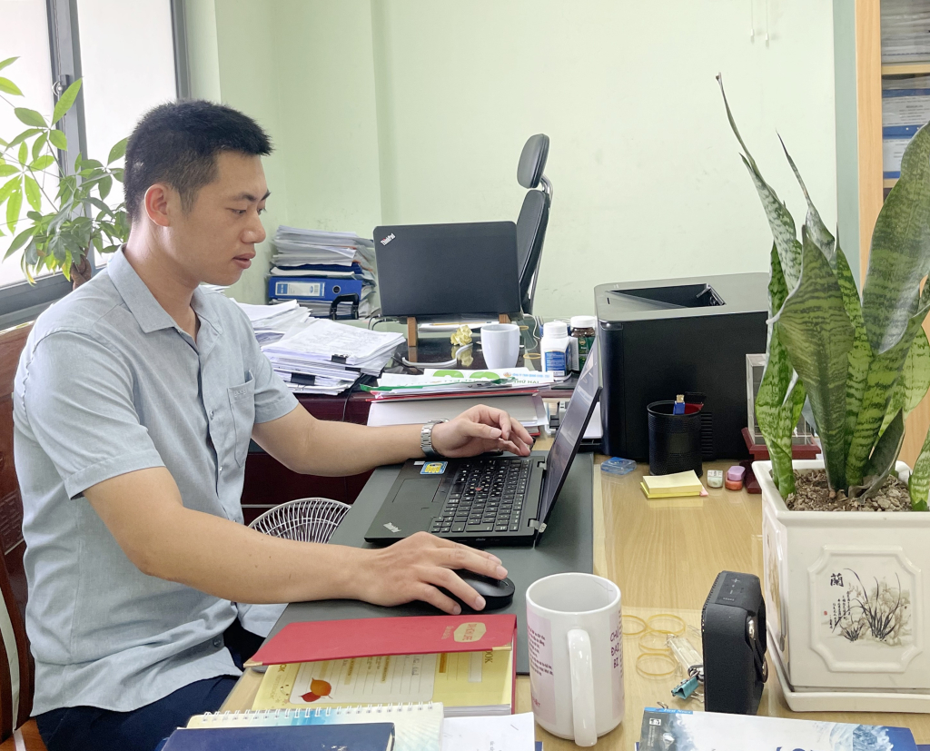 Kỹ sư Vũ Văn Thanh trong giờ làm việc tại Phòng Đầu tư môi trường, Công ty Than Quang Hanh.