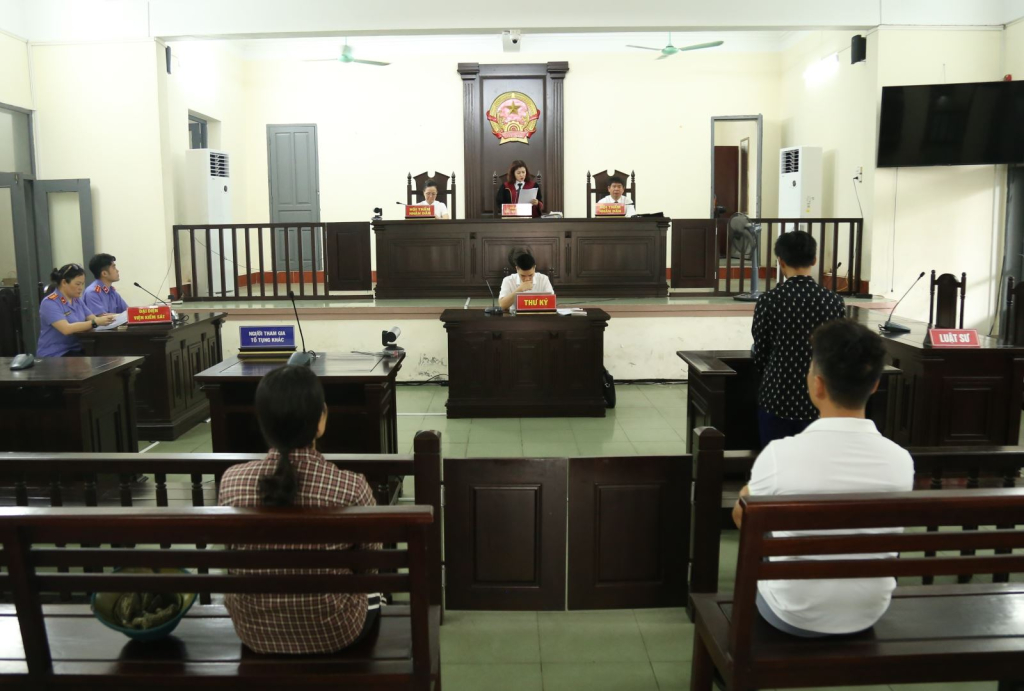 TAND TP Hạ Long xét xử sơ thẩm công khai vụ án Hủy hoại nguồn lợi thủy sản đối với Vũ Văn Báu. Ảnh: Phương Loan (Trung tâm TT-VH Hạ Long)