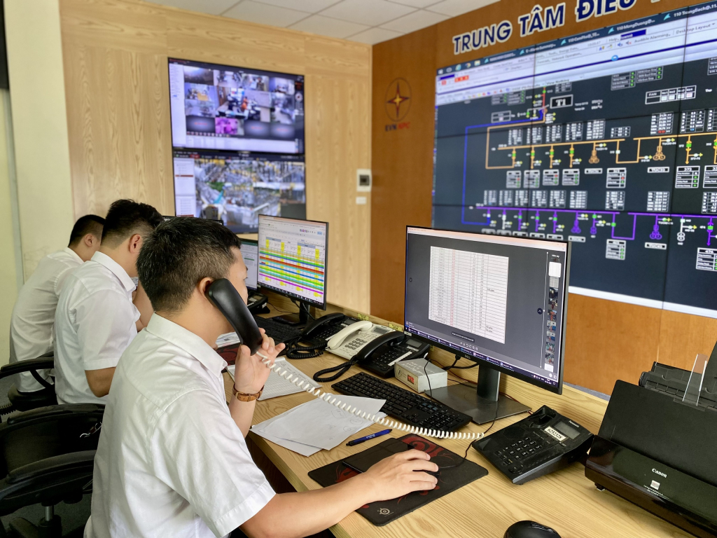 Cán bộ kỹ thuật phòng Điều độ (Công ty Điện lực Quảng Ninh) theo dõi phụ tải các đường dây để tiến hành tiết giảm công suất trong những ngày nắng nóng.