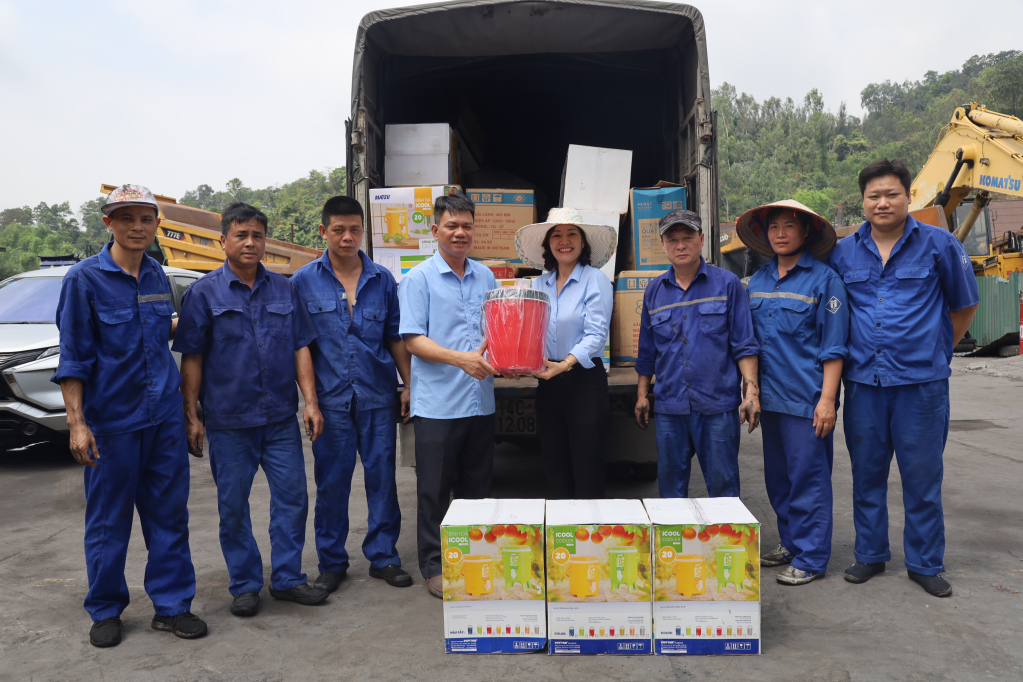 Công đoàn Công ty CP Than Hà Tu tặng thùng đá giữ nhiệt cho công nhân lao động Phân xưởng Sửa chữa ô tô.