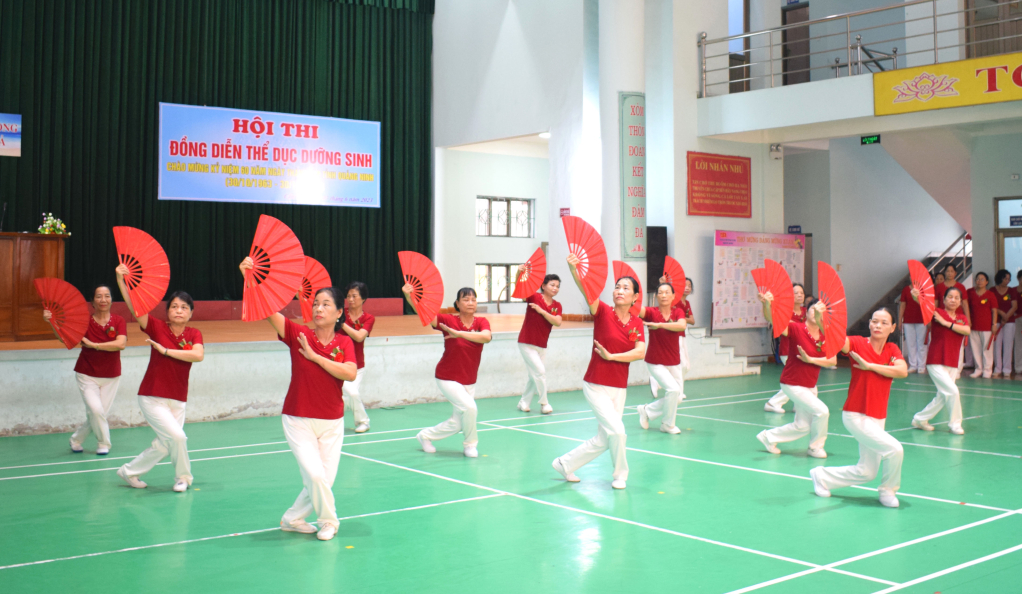 Môn thi Võ quạt giành giải A của đội thi NCT của phường Cẩm Bình