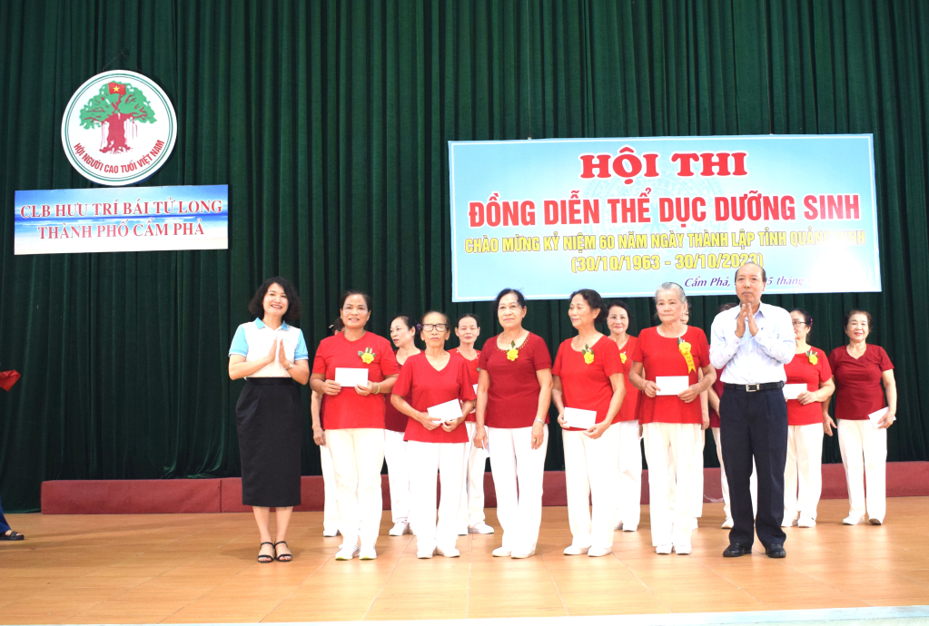 Lãnh đạo CLB Hưu trí Bái Tử Long trao giải cho các đội được giải