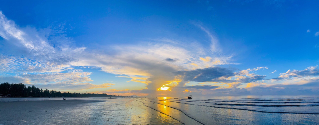 Bãi biển Trà Cổ- Bình Ngọc dài 15km, được mệnh danh là bãi biển trữ tình nhất Việt Nam. Nguồn: Du lịch Bình Ngọc xanh