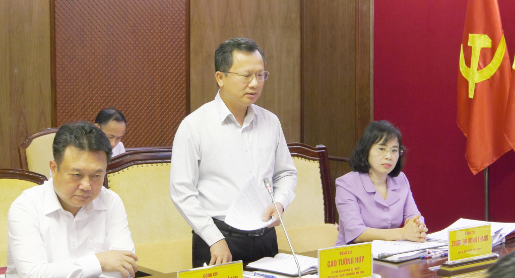 Đồng chí Cao Tường Huy, Quyền Chủ tịch UBND tỉnh, phát biểu tại buổi làm việc.