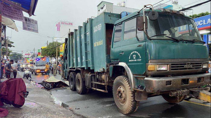 Va chạm với xe tải chở rác, người đàn ông chết thảm trên đường 1