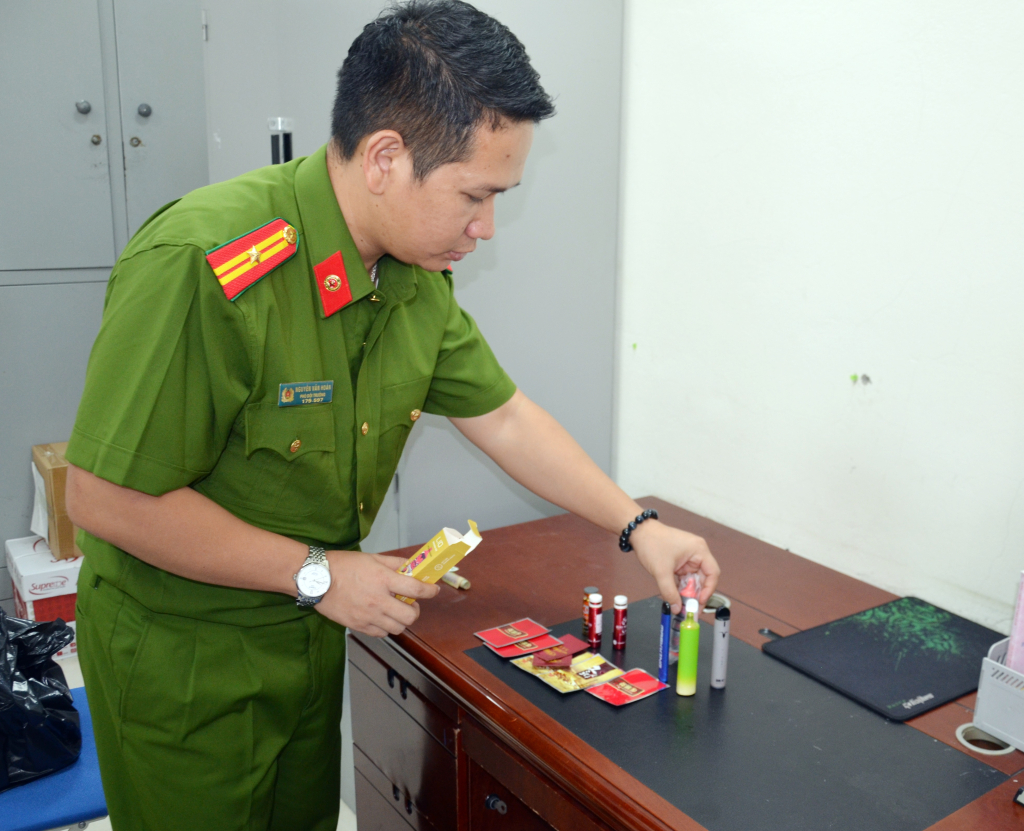 Thiếu tá Nguyễn Văn Hoàn, Đội phó Đội Chuyên đề, Phòng Cảnh sát điều tra tội phạm về ma túy (Công an tỉnh) giới thiệu cách nhận biết và tác hại của thuốc lá điện tử.