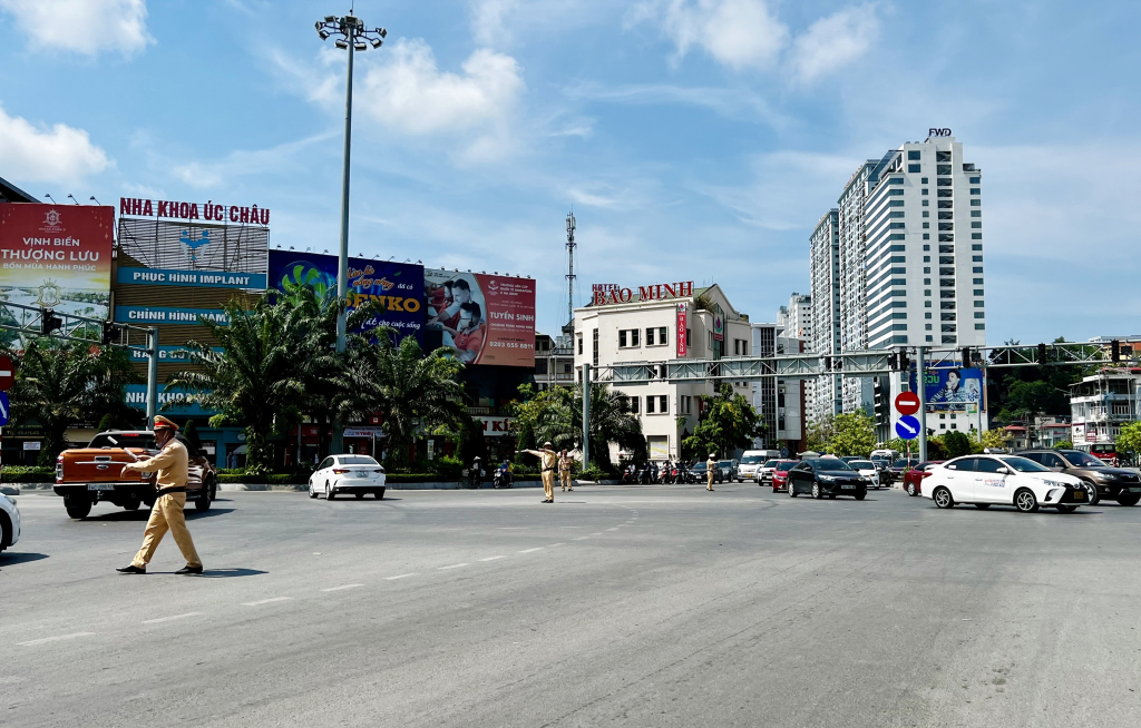 CSGT Công an Hạ Long phân làn giao thông do mất điện khu vực Ngã tư Loong Toòng giữa trời nắng nóng gay gắt được nhân dân ủng hộ, đánh giá cao.