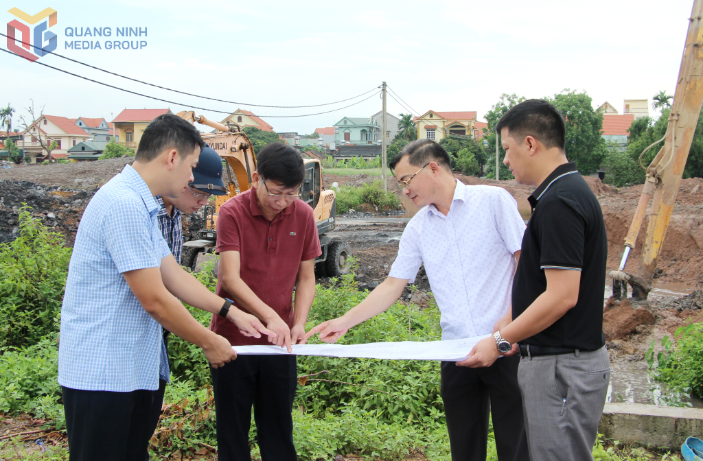 Ông Lê Văn Độ, Phó Chủ tịch UBND TX Đông Triều (thứ 2 bên phải), kiểm tra việc triển khai sử dụng đất đá thải mỏ trong san lấp mặt bằng một số dự án đầu tư công. Ảnh: Mạnh Trường