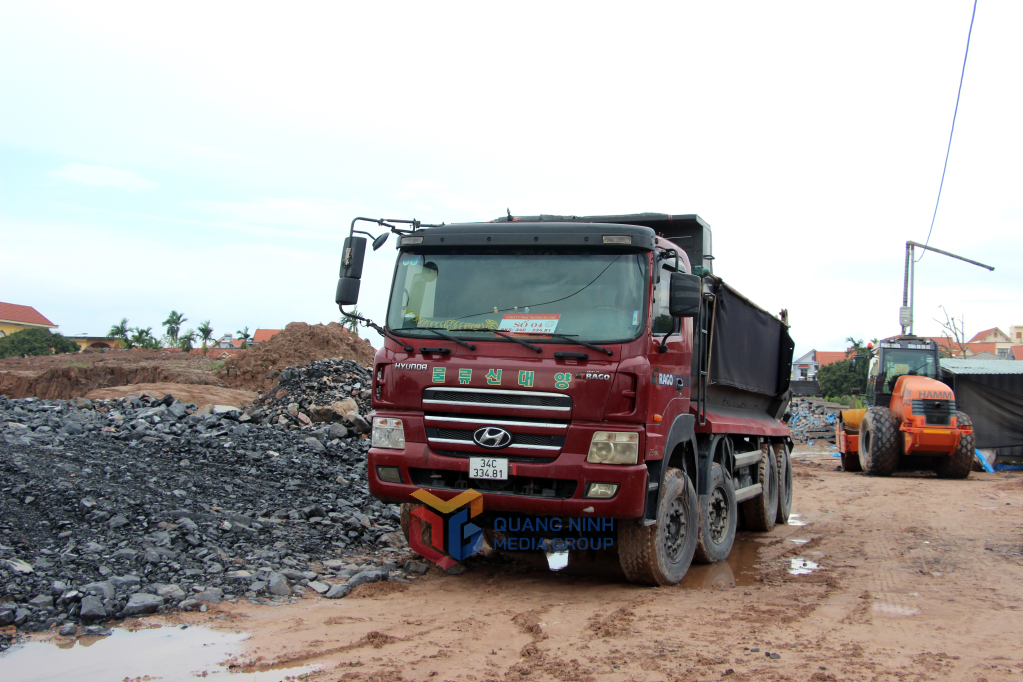 Các xe vận chuyển đất đá thải mỏ được đánh số thứ tự để quản lý, giám sát chặt chẽ.
