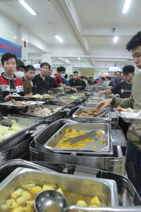 Nhiều món ăn được phân xưởng Đời sống chuẩn bị để phục vụ thợ lò.