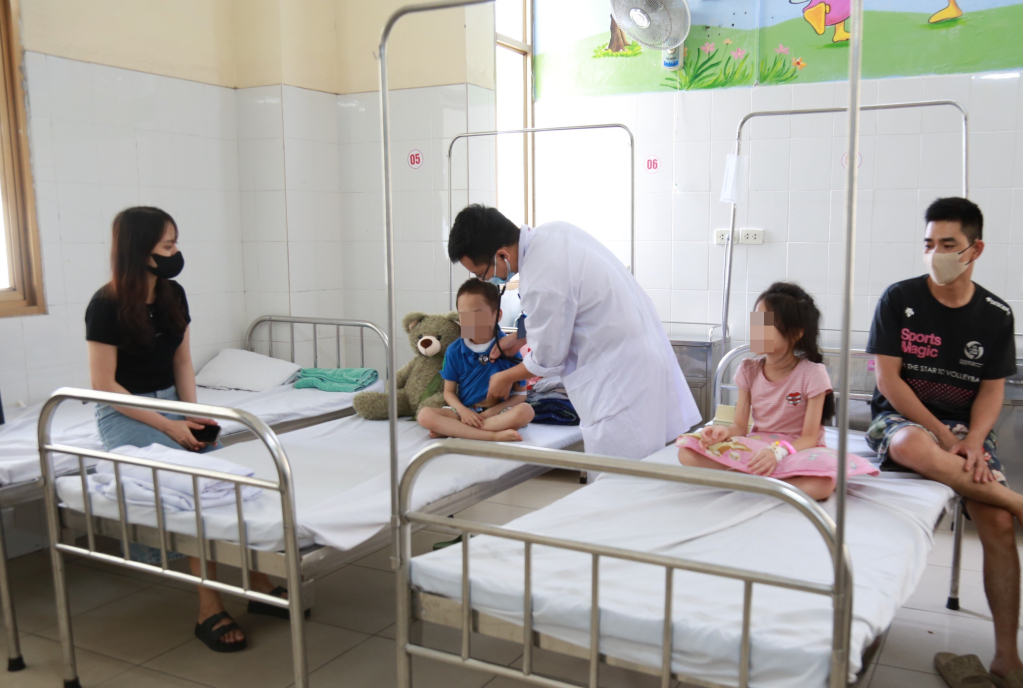 Khoảng 1 tuần trở lại đây, Khoa Nhi, Bệnh viện tỉnh Quảng Ninh hiện đang có khoảng 100 bệnh nhi nội trú mỗi ngày,